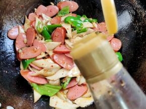 放入一勺太太乐鲜贝露翻炒均匀！