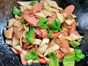 起锅前放入适量的鸡精翻炒均匀即可！