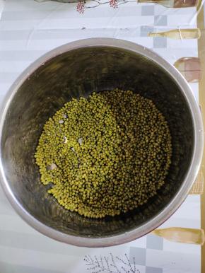 绿豆清洗干净，倒入电压力锅内胆中！