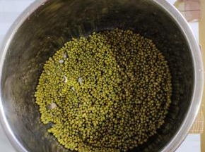 绿豆清洗干净，倒入电压力锅内胆中！