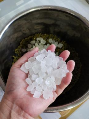 放入两把冰糖！