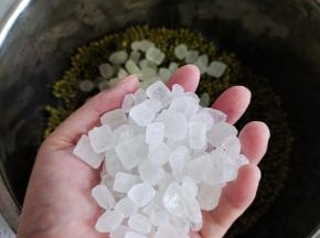 放入两把冰糖！