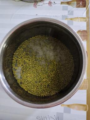 加入适量的水！（我家电压力锅是5升的容量，我加水加到内胆上最高刻度线了！）