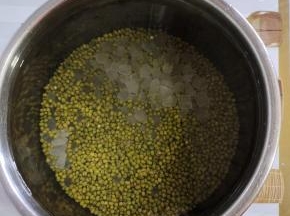 加入适量的水！（我家电压力锅是5升的容量，我加水加到内胆上最高刻度线了！）