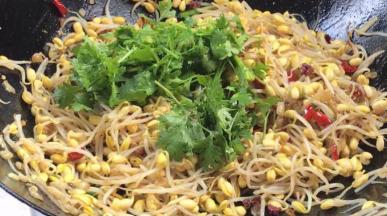 加入葱和香菜，翻炒均匀