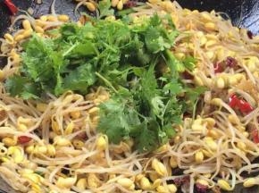 加入葱和香菜，翻炒均匀