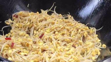 同黄豆芽一起炒匀