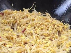 同黄豆芽一起炒匀