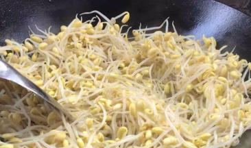 中火煸炒至干水