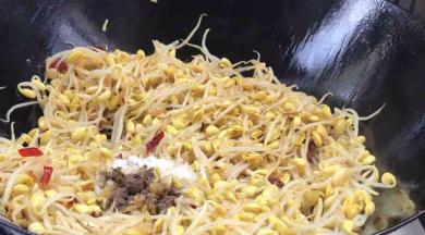 加少许盐、胡椒粉和味精翻炒均匀