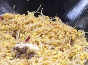 加少许盐、胡椒粉和味精翻炒均匀