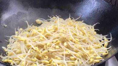 再起锅不放油，放入黄豆芽