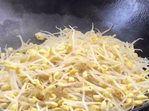 再起锅不放油，放入黄豆芽