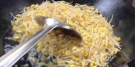 放入黄豆芽煮熟