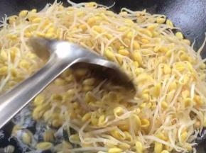 放入黄豆芽煮熟