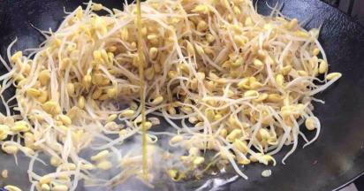 摆一边，放适量油