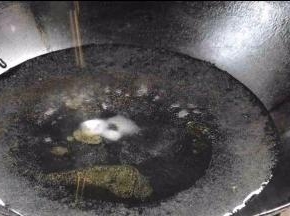 起锅烧开水，加入少许盐和油