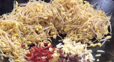 加入姜蒜、花椒和辣椒碎炒香