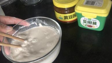 搅拌均匀成糊状