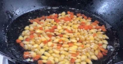 加入玉米粒煮沸