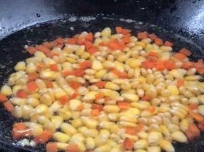 加入玉米粒煮沸