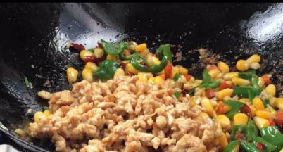 加入肉末炒匀入味
