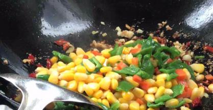 加入彩蔬炒匀