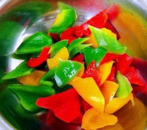 青椒、红椒、黄椒洗净沥干水份去籽切成片状放入开水中焯水断生后立即放入冷水中过凉再沥干水份