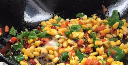 加入盐和胡椒粉炒匀