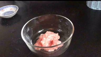 肉末备好装入碗中