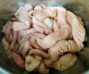 终于反复处理的肥肠整干净沥干水份这可是一个超级大的工程哦