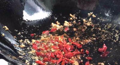 就着油锅，放入干辣椒炒出辣味