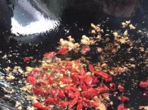 就着油锅，放入干辣椒炒出辣味