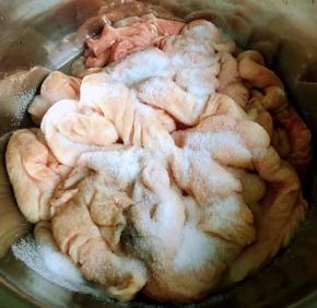 肥肠清洗几遍撒上盐反复揉搓冲洗干净再轻轻的翻出来再次撒上盐搓揉后冲洗干净再次翻回原来那一面