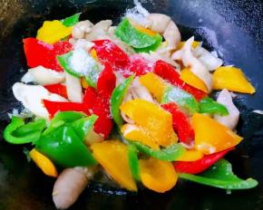 放入青椒、紅椒、黃椒同時放入鹽和味精