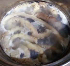 锅中烧开水倒入料酒放入肥肠焯水断生去除杂质和多余的油脂后立即放入冷水中过凉多冲洗几遍洗净沥干水份
