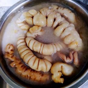 肥肠放入锅中添加适量清水放入调味盒（花椒、八角、姜、葱）调味料糖、盐大火煮至八成熟改小火慢煮至肥肠熟透而不软烂即可