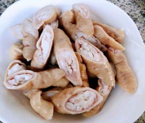 肥肠斜刀切成大小均匀的块状