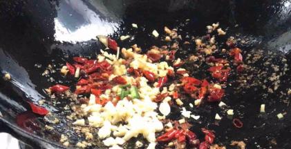 加入姜蒜炒香