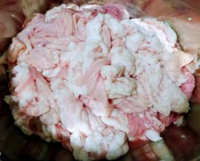 在市场买到生肥肠准备大干起来噢