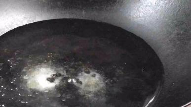 起锅烧开水，放入少许盐和油