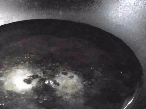 起锅烧开水，放入少许盐和油