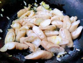 锅中倒入底油加热放入葱姜爆香再放入肥肠炒匀