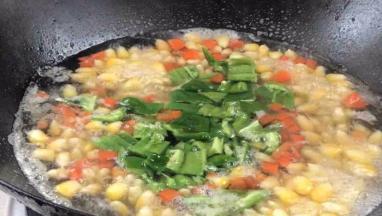加入青椒丁煮熟