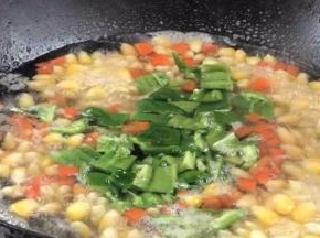 加入青椒丁煮熟