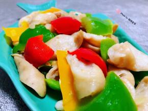 美味可口的彩椒炒肥肠装入盘中就大功告成了