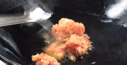 再热锅放油，放入肉末炒变色，捞出备用