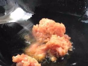 再热锅放油，放入肉末炒变色，捞出备用