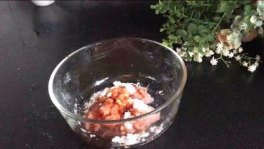 加入料酒、生抽、干淀粉