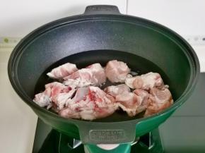 冷水下锅焯水，大火煮3分钟捞出冲洗干净。